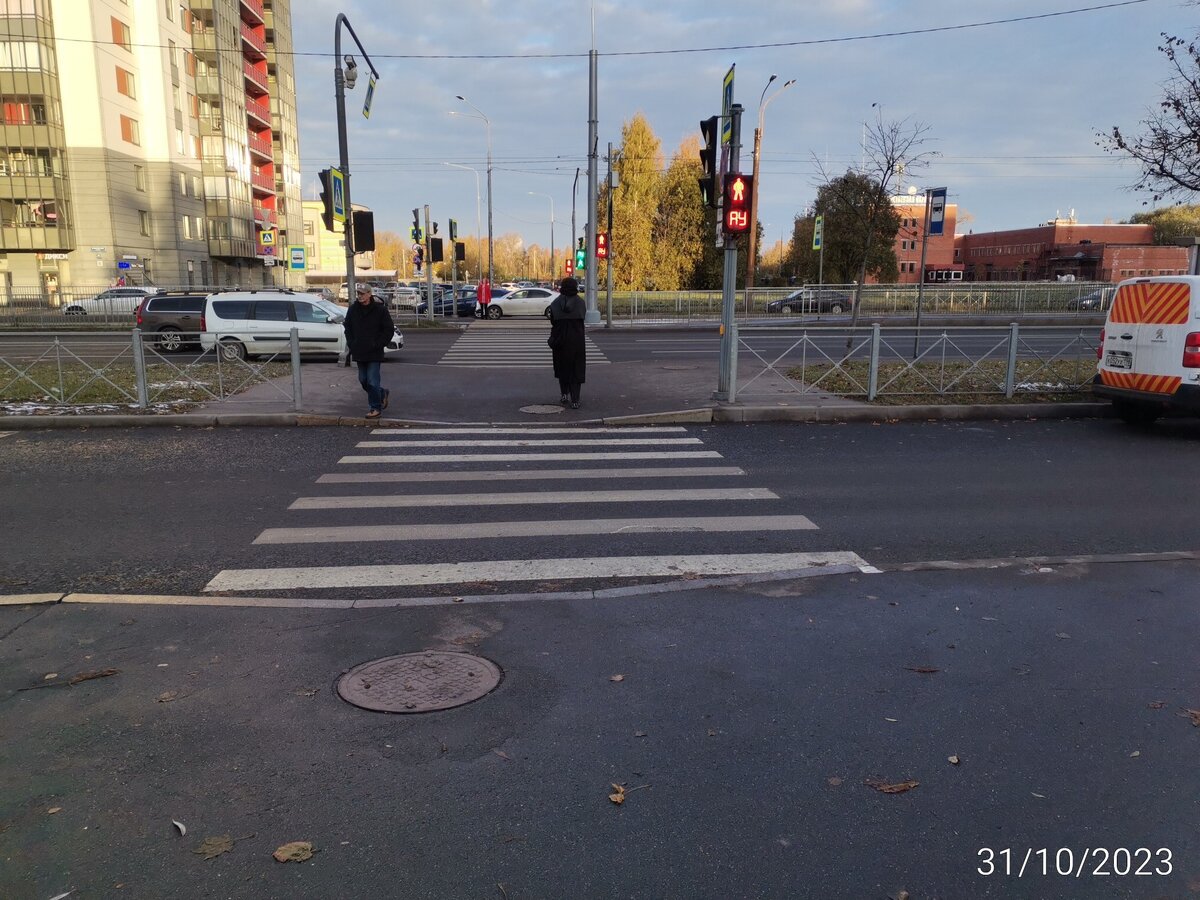 Даже 4 светофора. Если считать тот, который на дороге-дублере. 