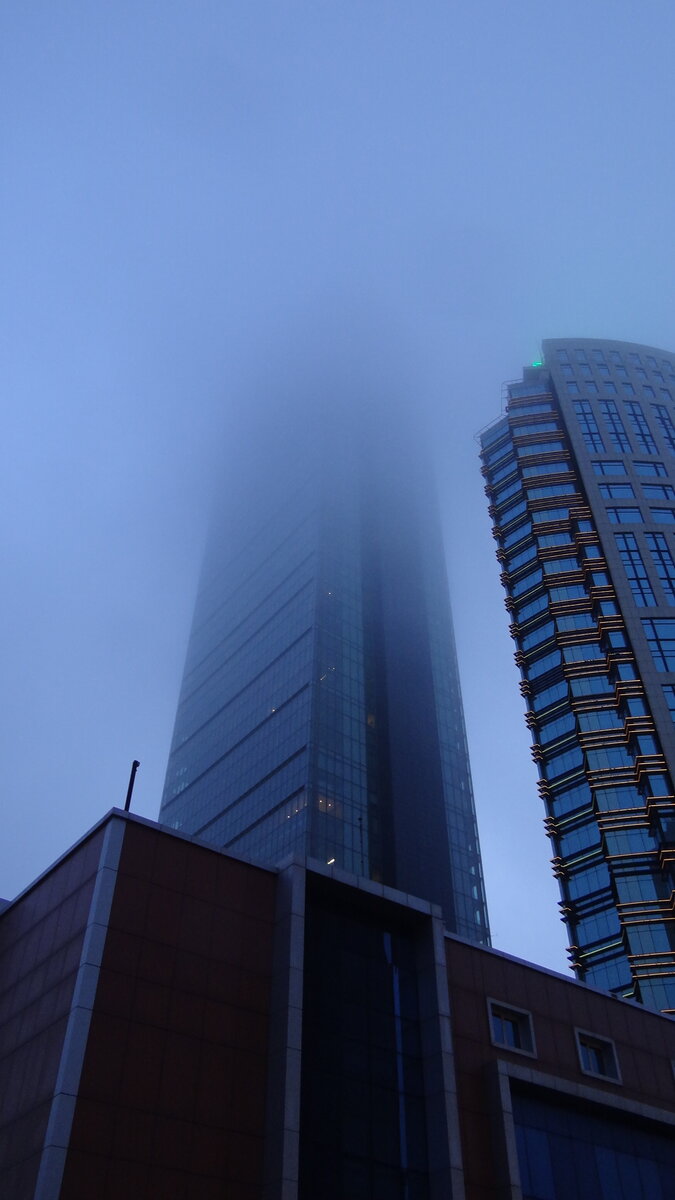 Башня Istanbul Sapphire в тумане