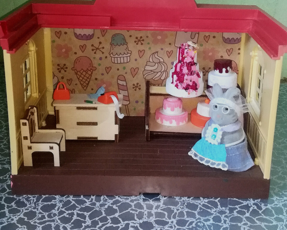 Утром бабушка зайчиха открыла свой магазинчик тортов и ждёт покупателей. 