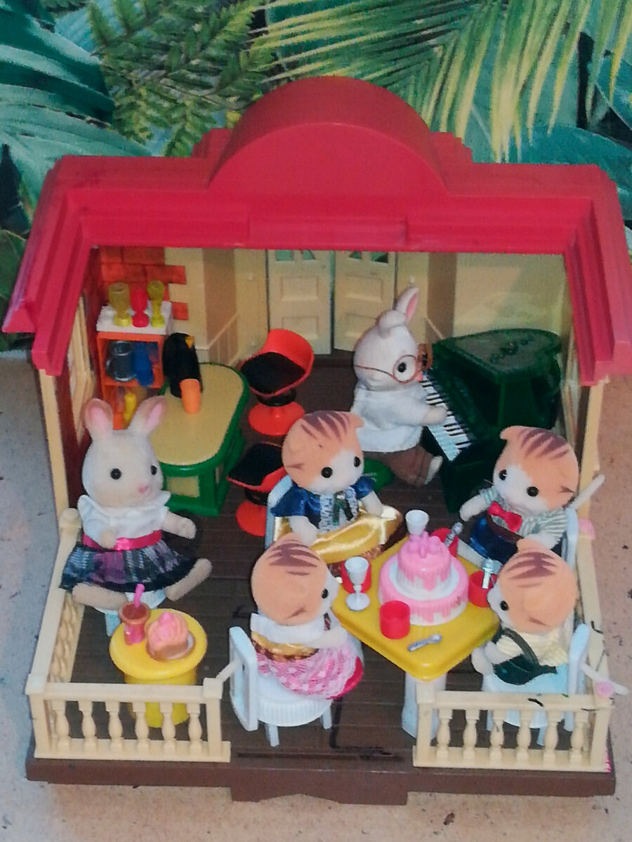 Дедушка заяц немного музыкант. Раздав гостям все заказы, он садится за свой рояль, чтобы порадовать гостей живой музыкой. 