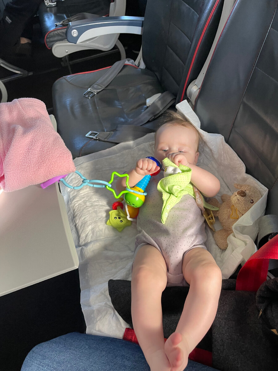 Малышка Геля в свой первый полёт на самолете.