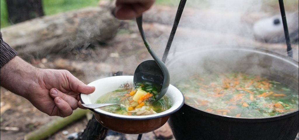 На природе вся еда вкуснее. Особенно уха