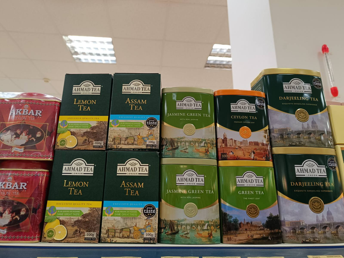 кофе натуральный. девушка пьет кофе. Cafe negro. темный кофе. девушка пьет кофе.