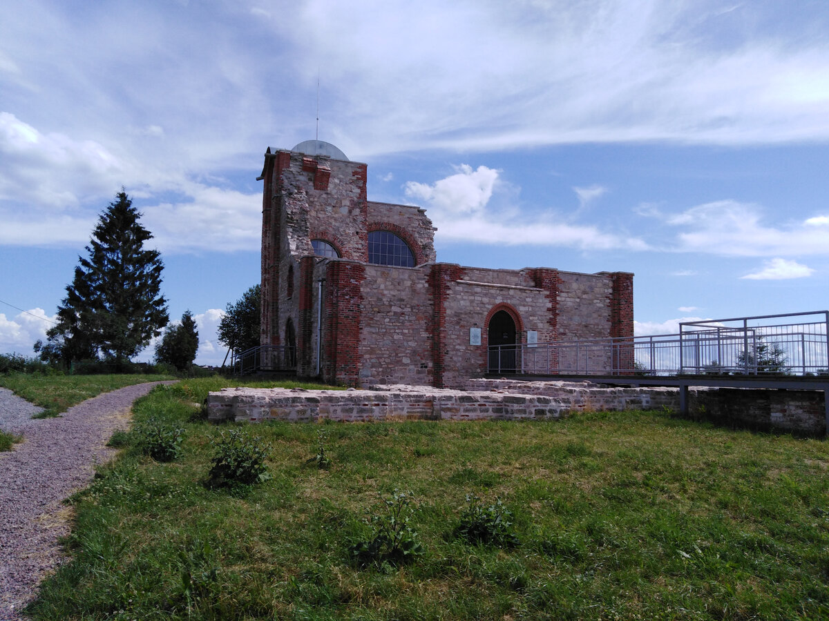 Церковь Благовещения на Рюриковом Городище (Великий Новгород). Есть версия, что Рюрик после приглашения в Новгород поселился именно на этой территории.