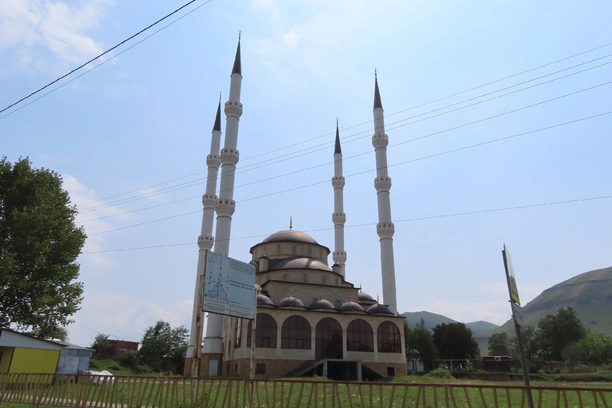 Мечеть в одном из посёлков КЧР
