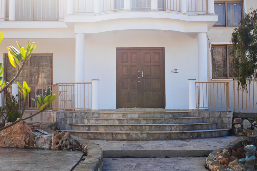 Просторное крыльцо частного дома