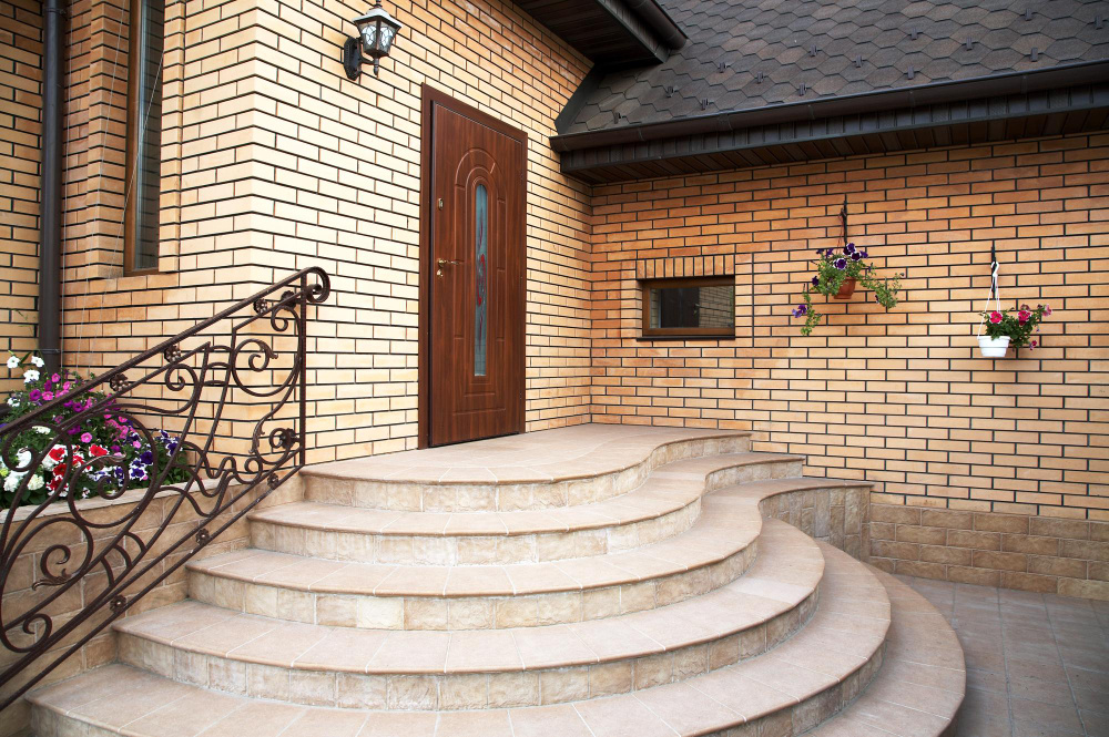 Крыльцо с местом для размещения стеллажа