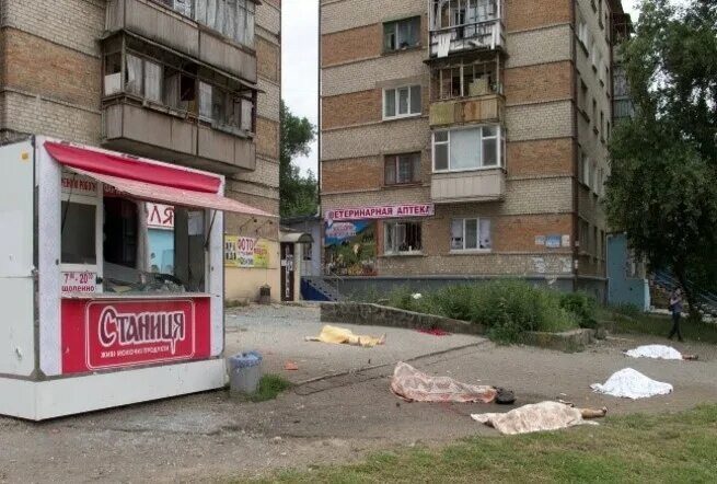 То самое место. Тот самый день. Надеюсь, Дзен пропустит это фото. Олег и его родители "разминулись" с тем снарядом на буквально пятнадцать минут.
