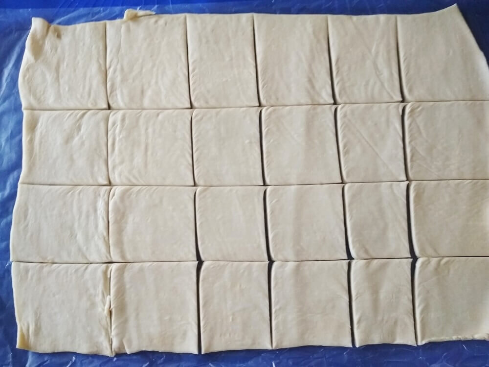 Размороженное тесто порезать на произвольные полоски. Фото из архива автора