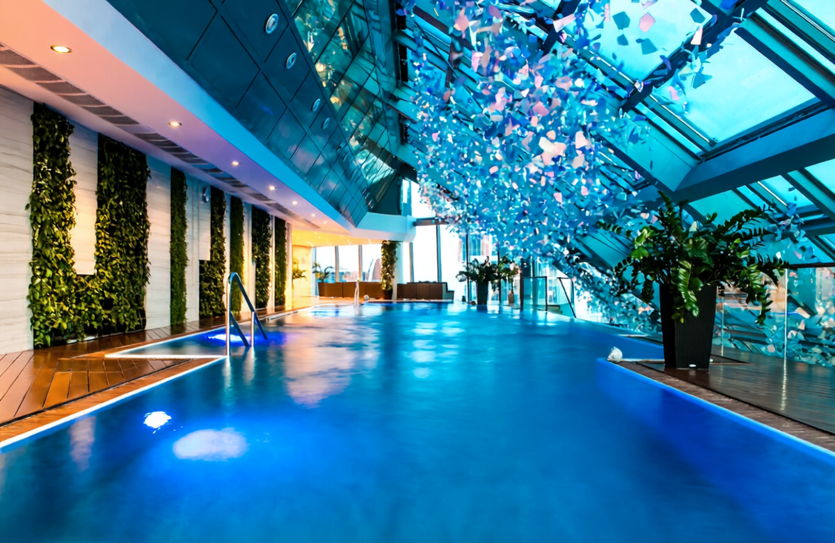 Бассейн в фитнес клубе