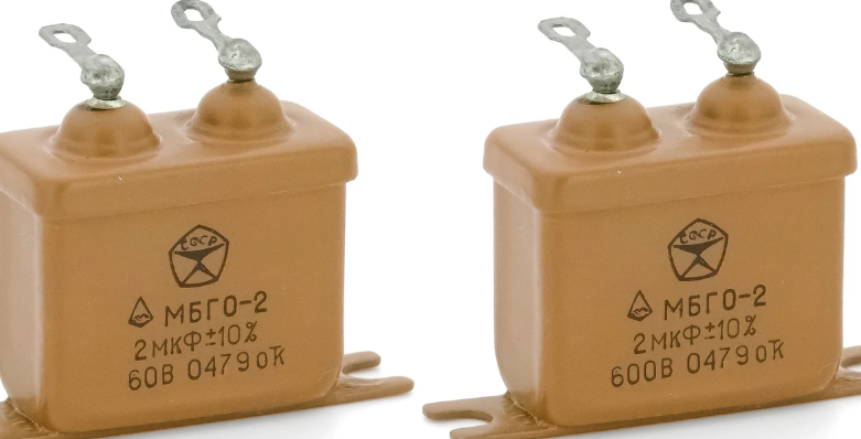 У какого из конденсаторов емкость больше