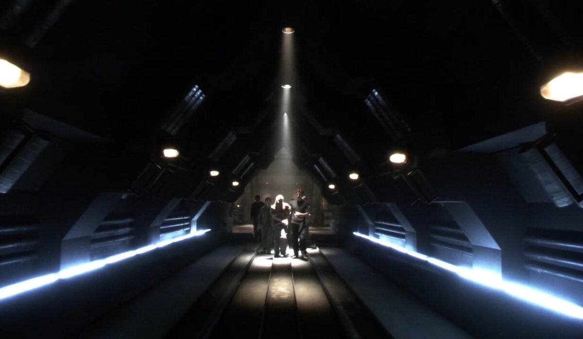 Вот они тащат виновного. Все в лучших традициях - на голове мешок, во рту кляп, руки связаны. В таком виде же транспортировка по Галактике ни у кого вопросов не вызовет? 