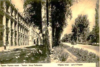 2-я женская гимназия (1912-1913 года). Первая женская гимназия ... располагалась на Сквере по соседству с мужской гимназией и была построена по проекту архитектора Е.Дубровина, вторая же была построена по проекту Сваричевского чуть дальше и в дальнейшем была отдана авиационному техникуму. Сейчас это Вестминстерский университет.