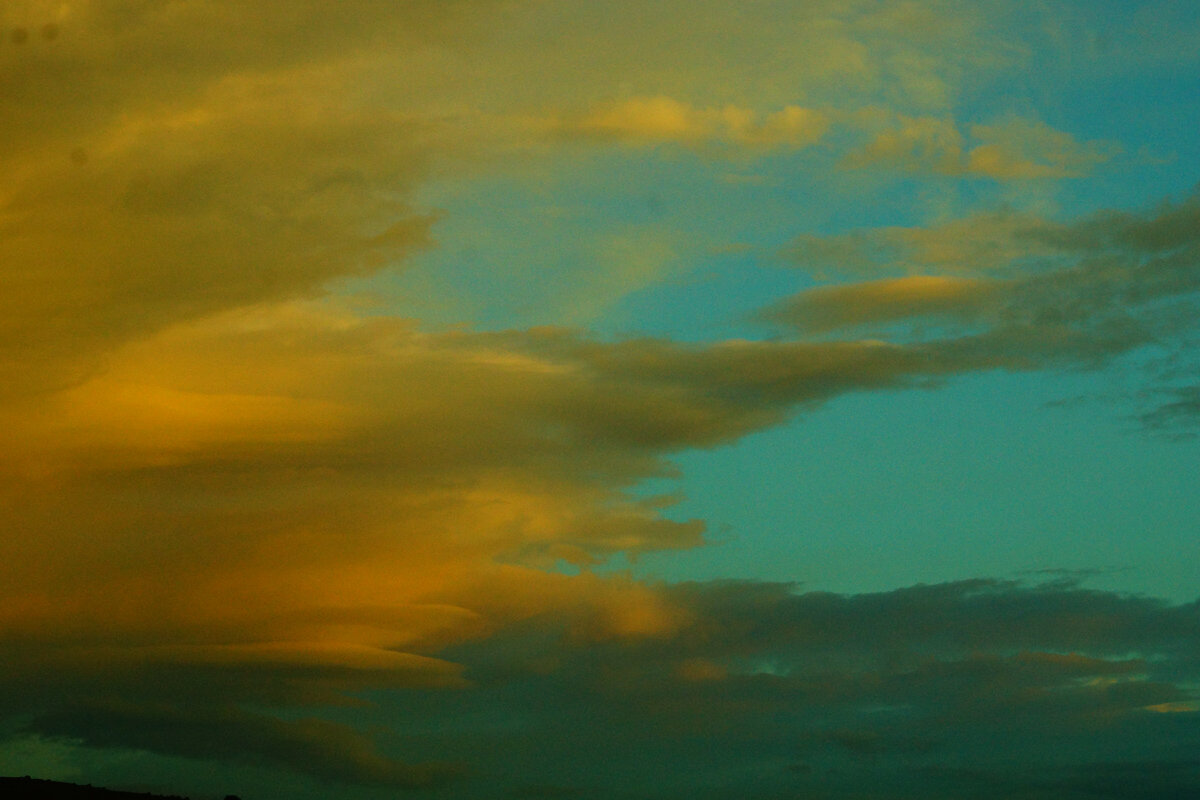 если человек обиделся, то и небо для него в таких облаках