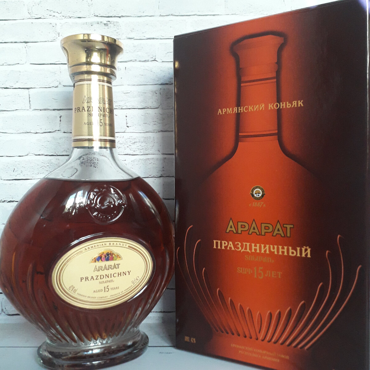 Коллекционный армянский коньяк Праздничный, ЗАО ЕКЗ Арарат, 15 лет в подарочной упаковке