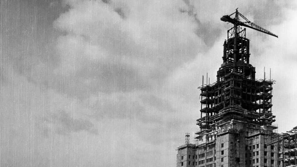    Здание МГУ было построено в 1949–1953 годах, в строительстве активно использовался труд заключенных. Изначально планировалось строить здание на кромке Воробьевых гор (в 1935—1999 годах — Ленинские горы), но из-за риска оползней его перенесли на 800 м вглубь территории Андрей Новиков / Фотоархив журнала «Огонёк» / Коммерсантъ