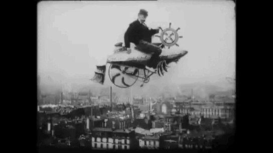 В этом раннем фильме Фердинанда Зекки мужчина летает на своем маленьком, похожем на дирижабль аппарате над Парижем, время от времени маша шляпой зрителям. "Освоение воздуха", 1901 год.