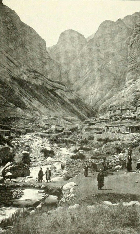 Балкарское село Эль-Тюбю (Верхнечегемское). На переднем плане мост. Опоры каменные, пролет перекрыт бревнами. Деревянное полотно моста покрыто землей.