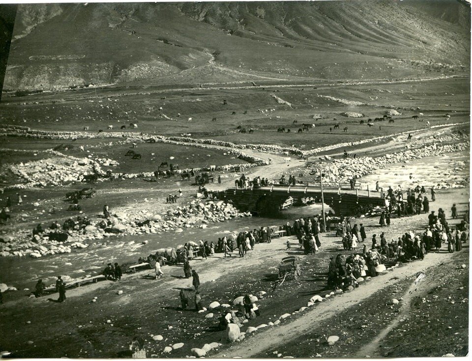 Базар 1934г. у старинного моста, в высокогорном карачаевском селе Учкулан на берегу реки Махар. Ниже по течению при соединении рек Махар и Уллу Кам начинается река Кубань. При увеличении фото видно, что данный мост идентичен первому мосту в Картджурте. Но от картджуртского отличается меньшим размером и наличием деревянных перил.
