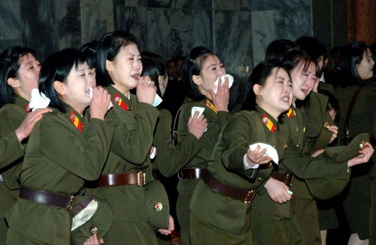 Корейцы приветствуют Ким Чен Ира