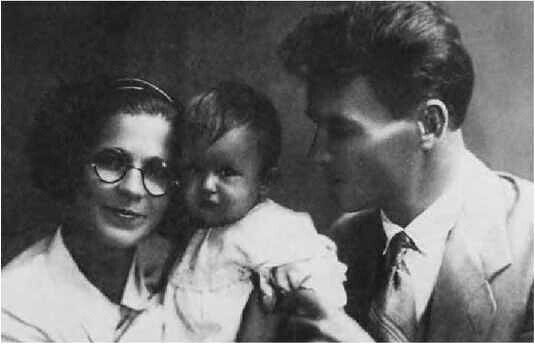 П. С. Непорожний с женой и дочерью Галей (1937 г.)