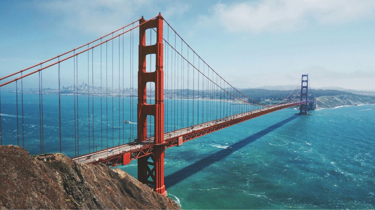 Golden Gate Bridge (Мост Золотые Ворота) -   соединяет город Сан-Франциско и округ Марин, близ Саусалито. Фото Marten van den Hauvel-photos from Unsplash.