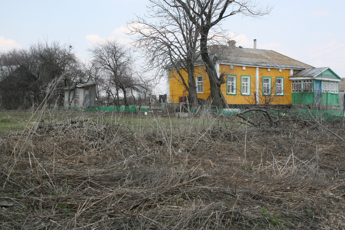 Эта наш дом в деревне ранней весной,таким он был тогда с большим огородом