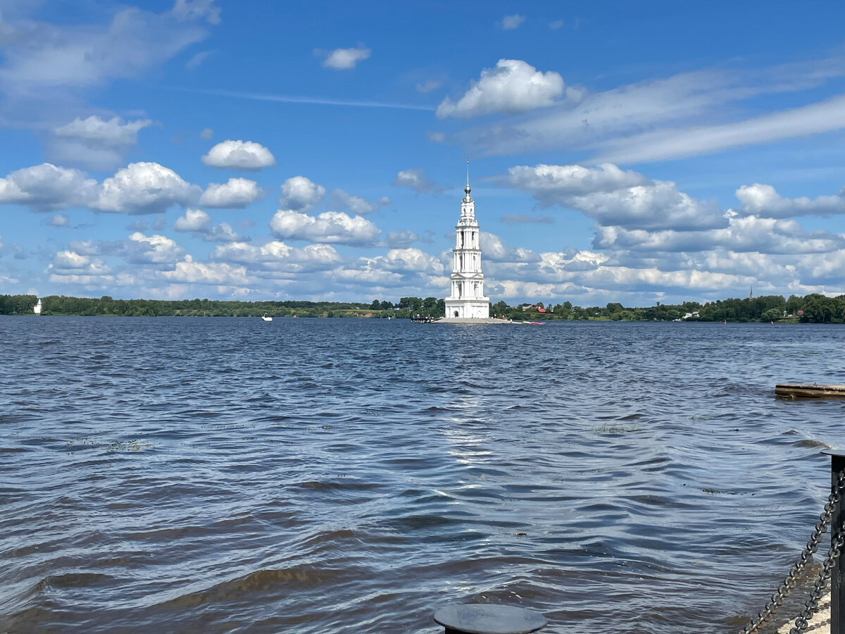 Затопленная колокольня в Калязине