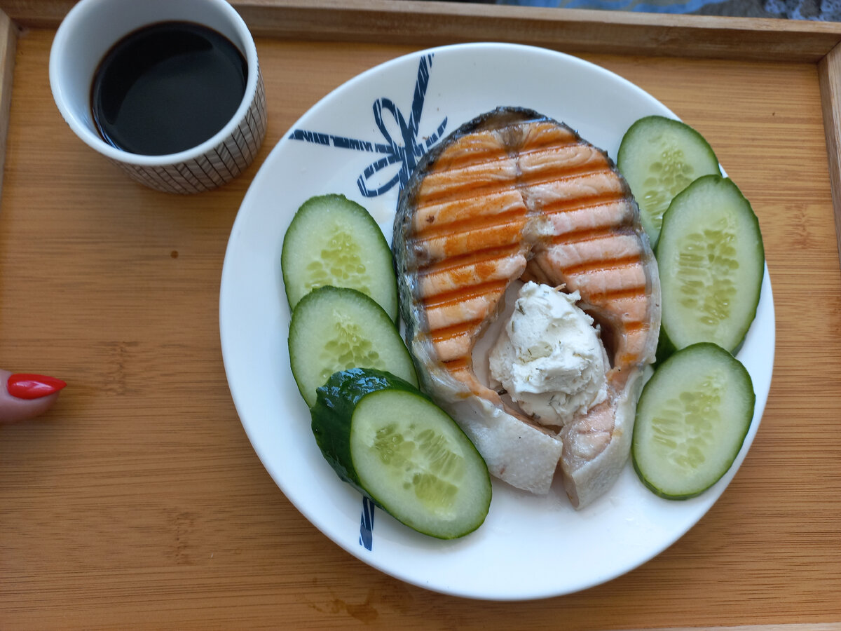 А бывает себе и салат не режу, просто огурчик или пекинскую капусту нарезаю прямо в тарелку