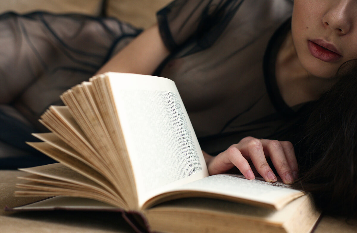 Читаешь сборник. Девушка с книгой. Чтение книг. Девушка с книжкой. Читает книгу