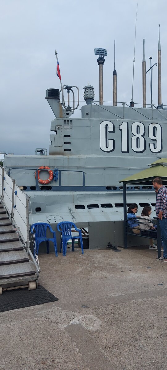 Вот здесь мы ждали своей очереди чтобы пойти на экскурсию