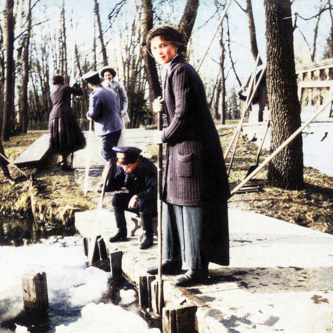 Великая княжна Ольга в Царском селе, рядом Цесаревич Алексей