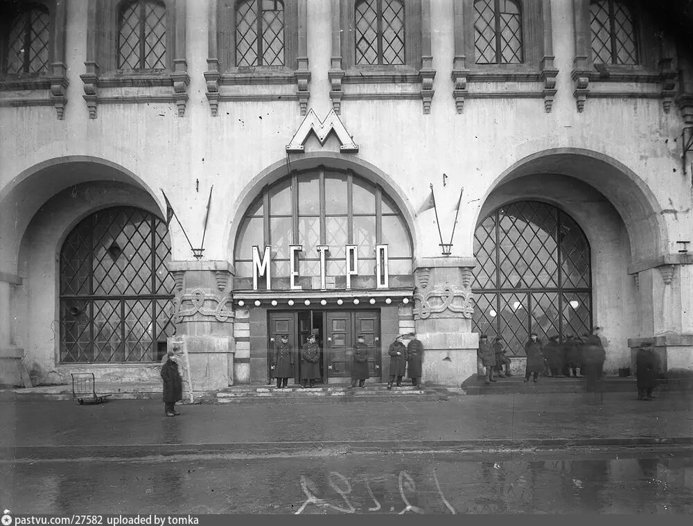 Уже в 1936 году вход стал выглядеть по-другому