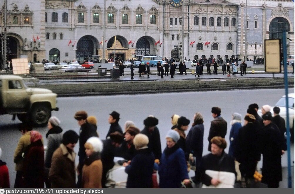 В 1972 году была эта пристройка очень странного цвета