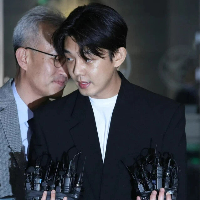 Ю А Ин со своим адвокатом Ча Сан У из юридической фирмы Infinity.