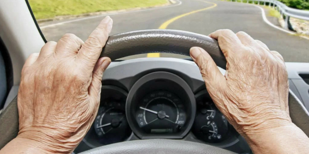 Почему власти готовят ужесточение для самой безопасной категории водителей 60+, игнорируя реальных виновников аварий