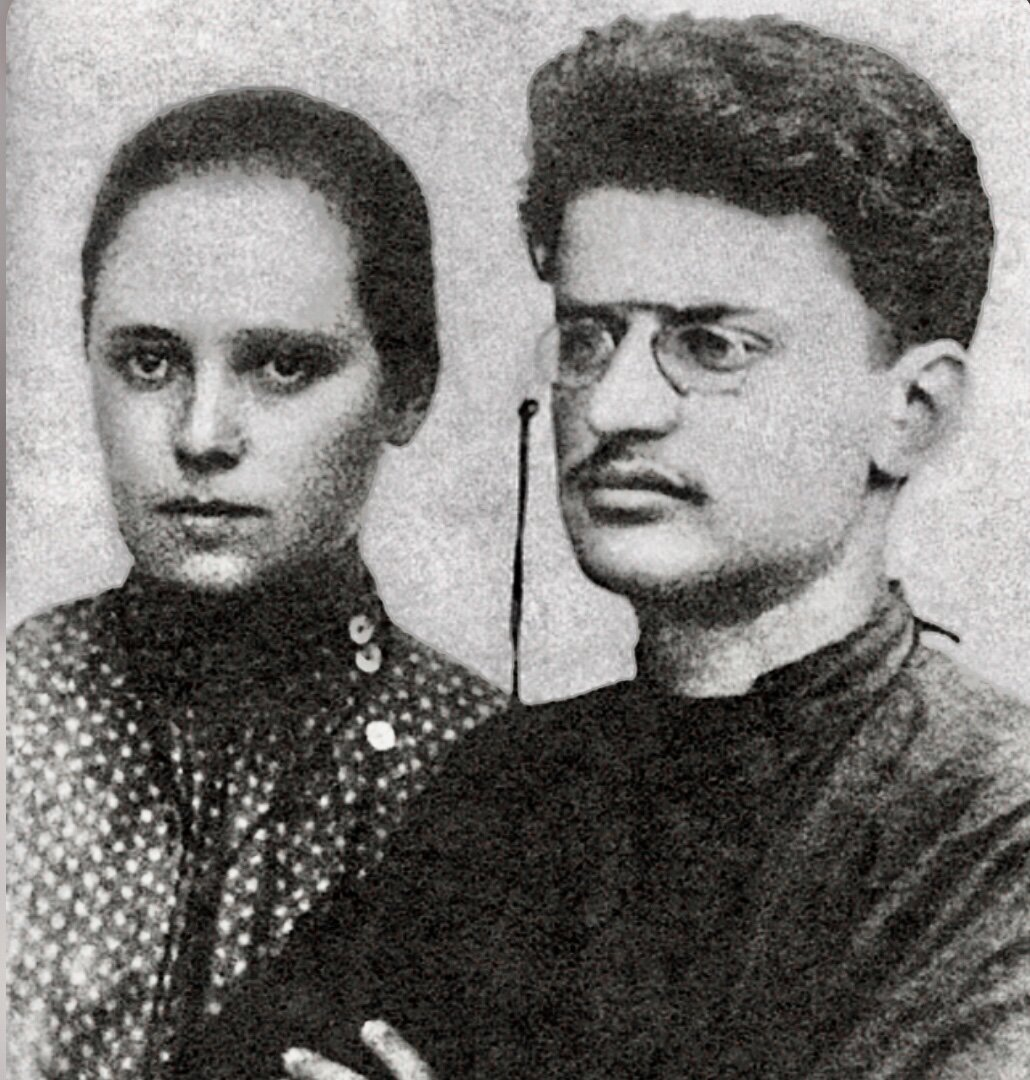 Лев Троцкий со своей первой женой, Александрой Соколовской.