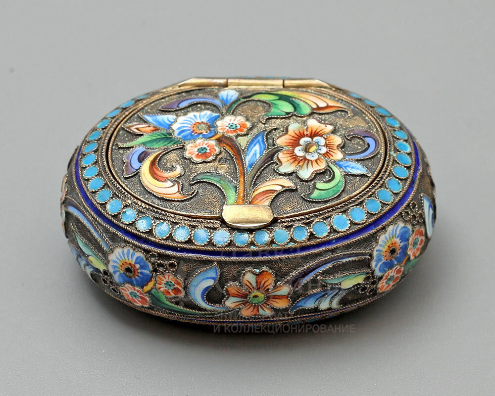 Шкатулка с цветным орнаментом, Россия, конец 19, начало 20 века, серебро 84 пробы, декор — перегородчатая эмаль. Фото с нашего сайта dvaveka.ru