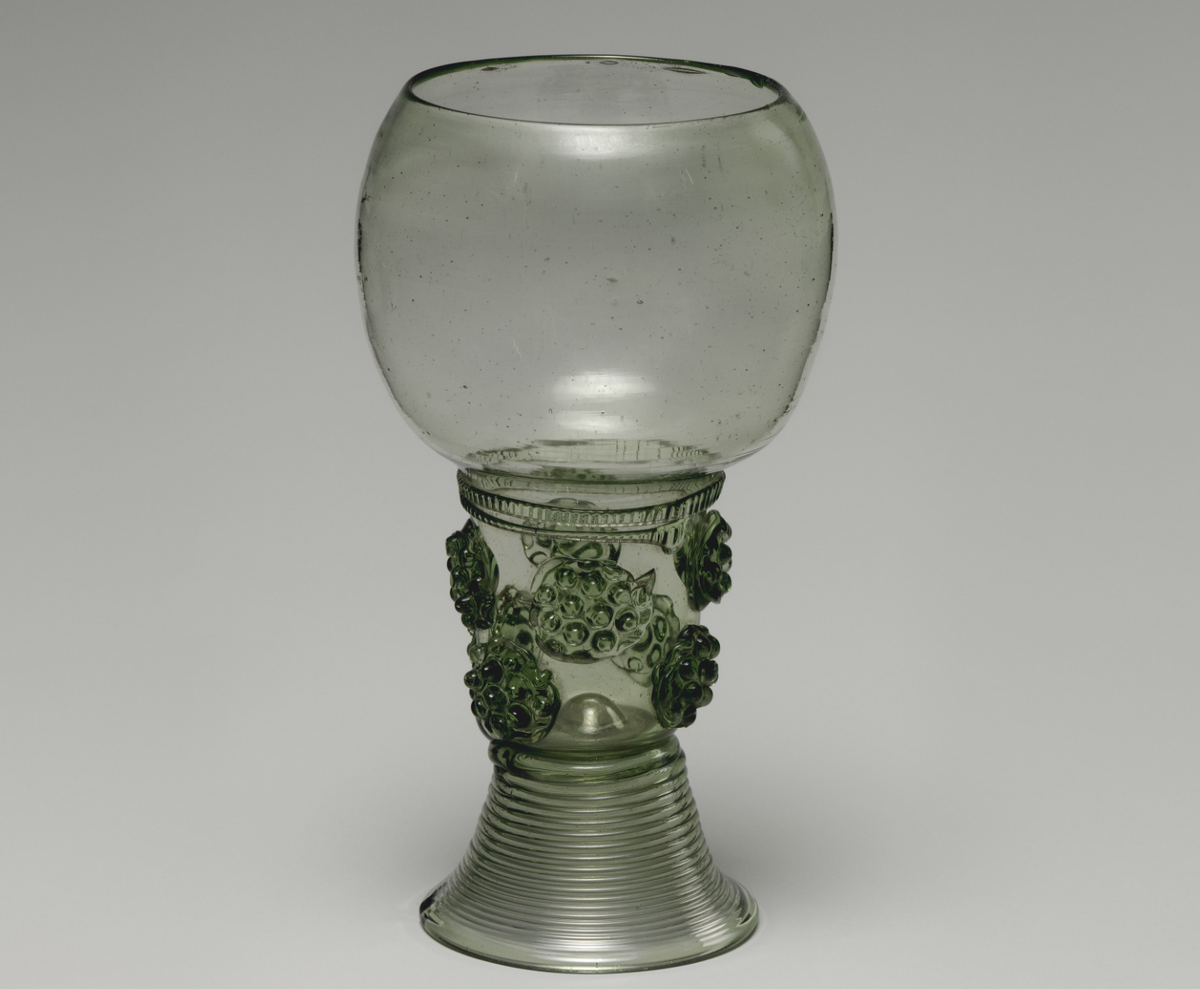 Голландский рёмер конца 17в., часть экспозиции европейского ДПИ в музее Metropolitan в Нью-Йорке (США). 