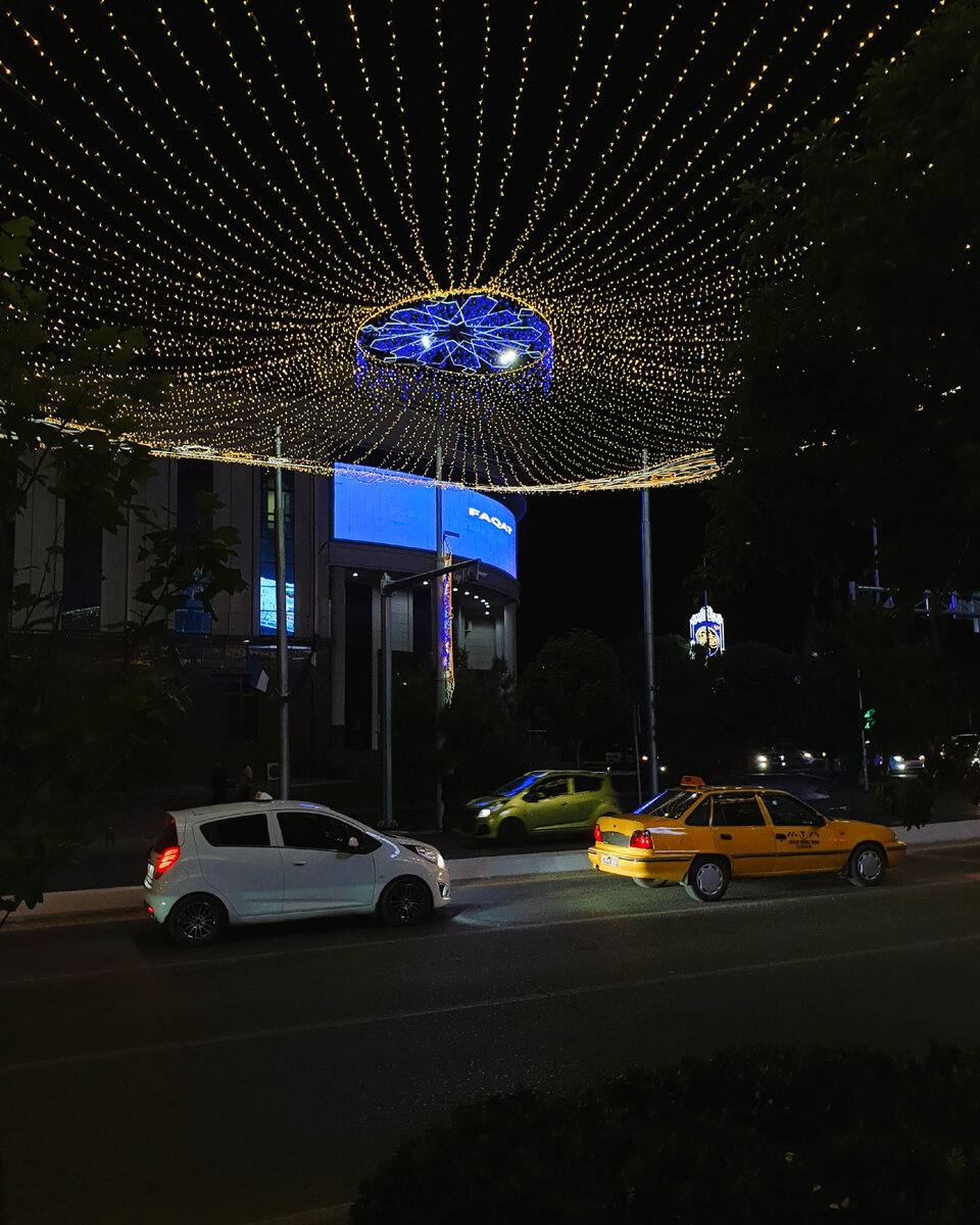 Необычно видеть украшения на улицах вне зависимости от праздников. Пару раз ловила себя на мысли о том, что сейчас январь. А это был апрель.