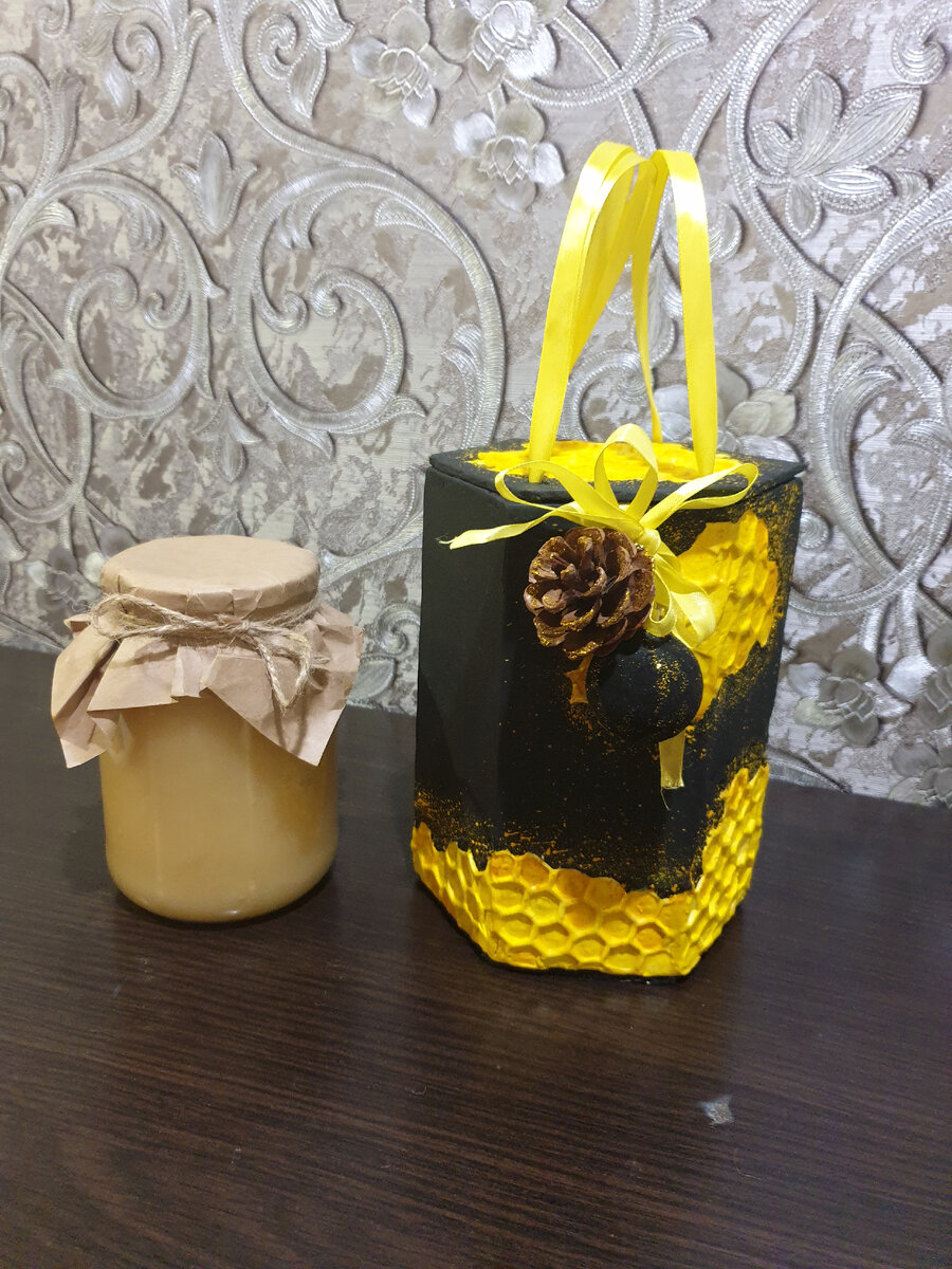 Литровая банка меда на Новый год в оригинальной коробке,отличный подарок.