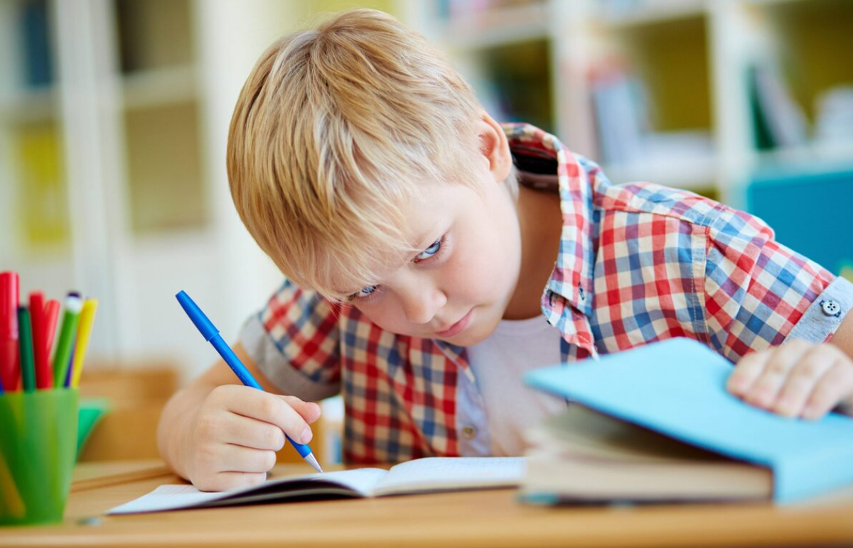 подростки в школе. ученик за партой. чему я учусь у одноклассников. педагог и ученик. дети в школе подростки.