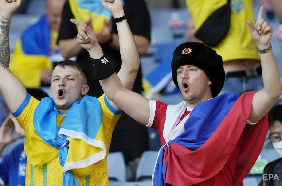 русский фанат. российский болельщик на матче украина швеция. болельщики россии. болельщики россии на трибунах. российские болельщики.