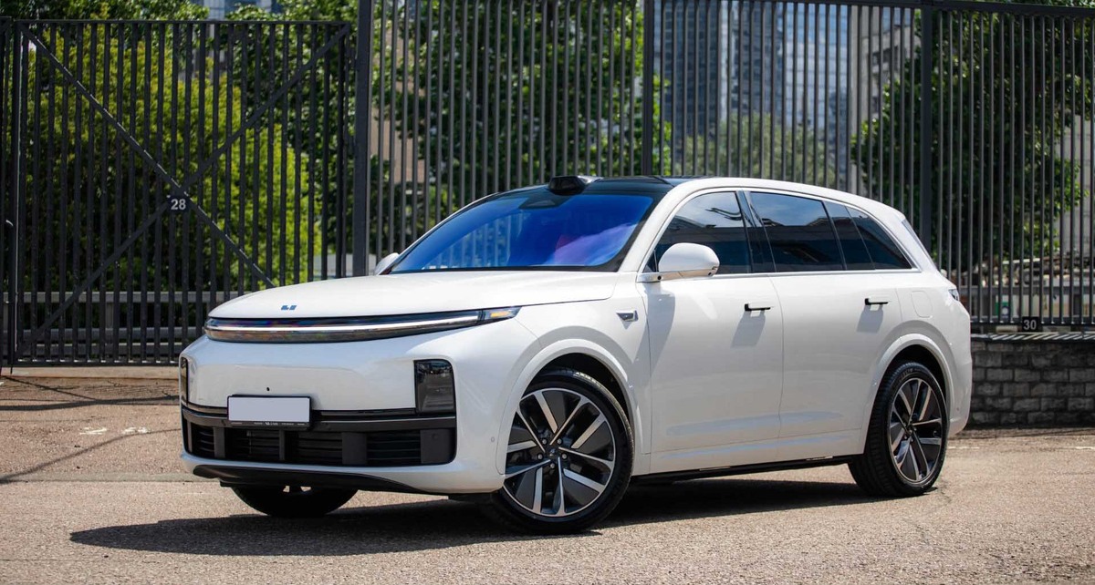 Китайский электромобиль Lixiang L7 в автосалоне компании "Unity Auto" в Москве