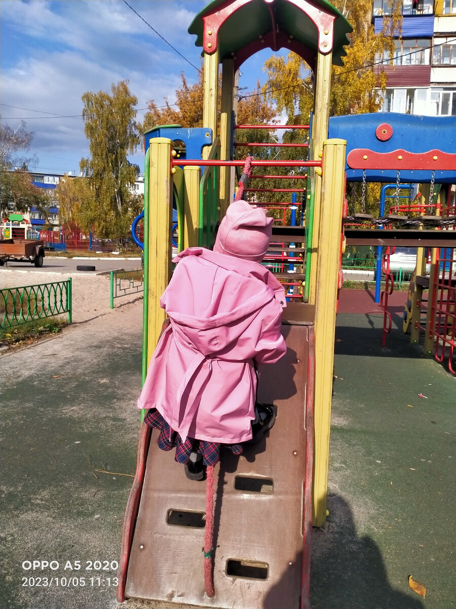 Погода испортилась, теперь меньше гуляем. Да и дождь постоянно льёт. 