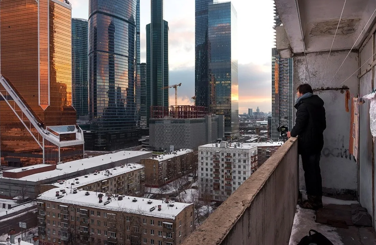 Сити лиц. Москоу Сити и хрущевки. Москва Сити и 5 этажки. Москоу Сити пятиэтажки. Москва Сити 1997.