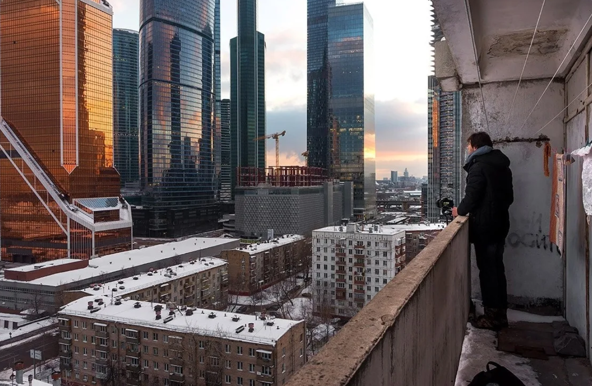 Церковь напротив панельки