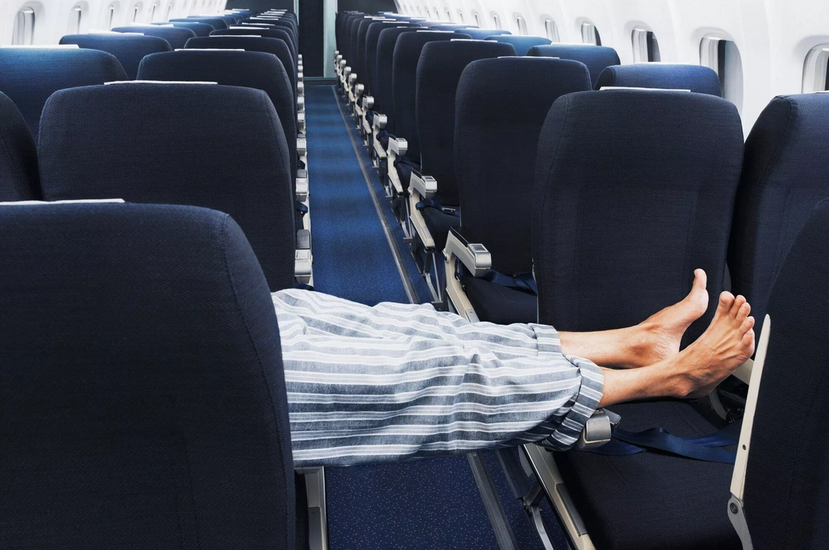 Спящий в самолете человек. Спать в самолете. Место для ног в самолете. Пассажиры в самолете спят.