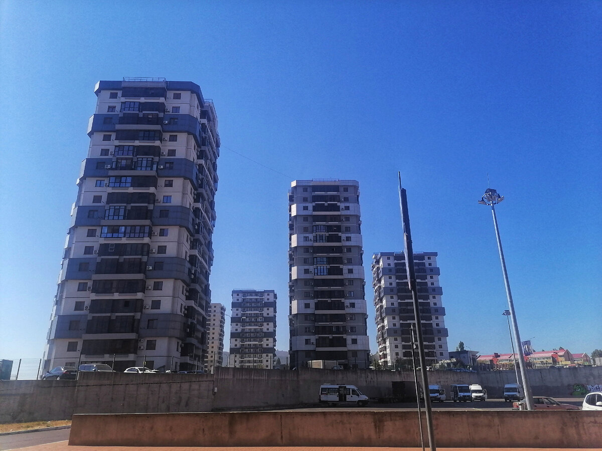 Часть фасада жилой многоэтажки выполнена в вентиляционном исполнении 