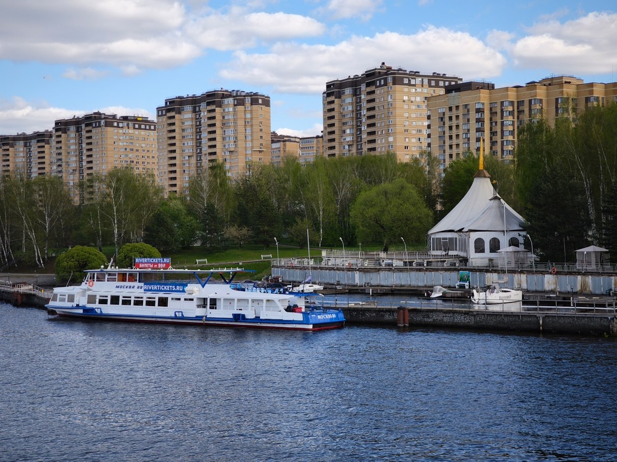 Приятно, когда вышел из дома – и уже на набережной. Фото: © Мария Сергеева / Фотобанк Лори